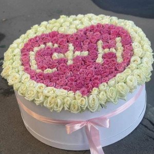 Большая коробка 301 роза с вашими инициалами